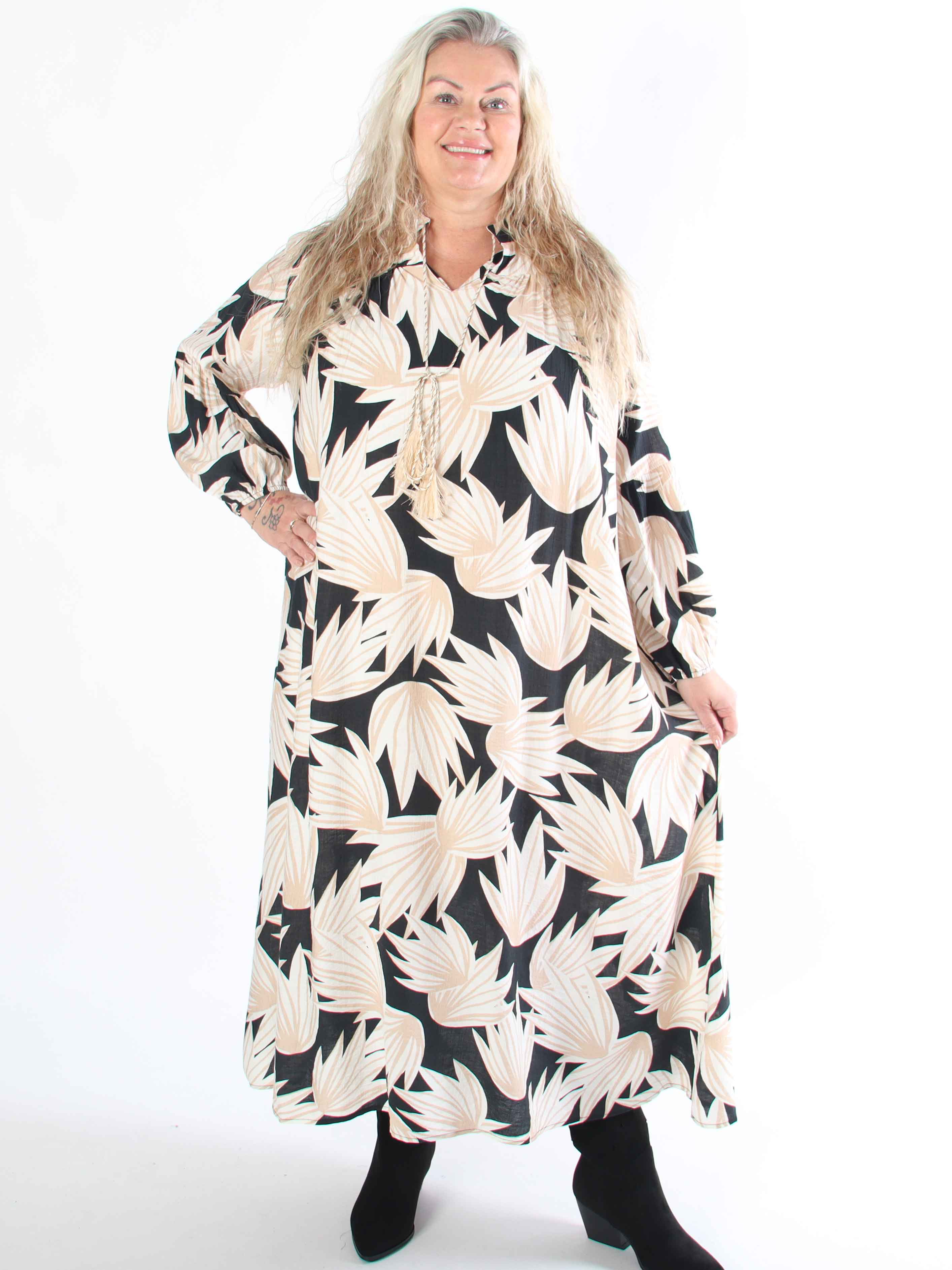 Emma - Söt lång boho viskos klänning i plus size